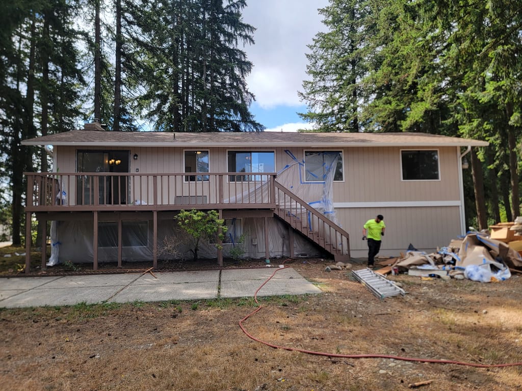 Seamless Gutters 4 Less crew installing new gutters on a WA home.